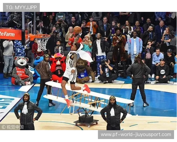 NBA奥尼尔现场表演扣篮引笑声，笑点与惊喜并存