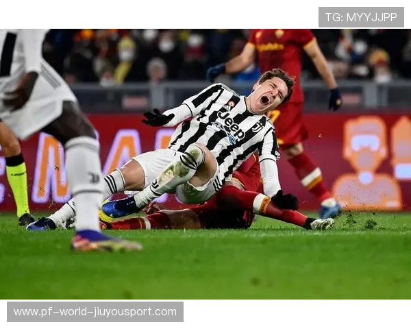 尤文禁区外远射，基耶萨一脚劲射擦柱入网